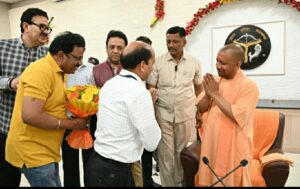 👆🏾उत्तर प्रदेश के मुख्यमंत्री योगी आदित्यनाथ जी के साथ रामेंद्र सिंह जी।