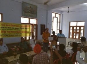 अग्निशेखर जी द्वारा पुरस्कृत होते हुए