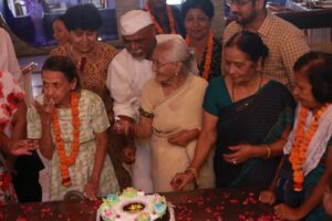 डॉ. सत्या सिंह ने वृद्धों के ऊपर एक पुस्तक लिखी 'दम तोड़ती संवेदनाएं'।यह फोटो लखनऊ के एक वृद्धाश्रम की है जहां डॉ सत्या सिंह वृद्धों के साथ समय बिता रहीं हैं।