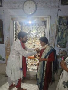 वृंदावन में मीरा मंदिर में मृदुल कीर्ति जी अपने जन्म दिन के दिन आशीर्वाद लेते हुए।
